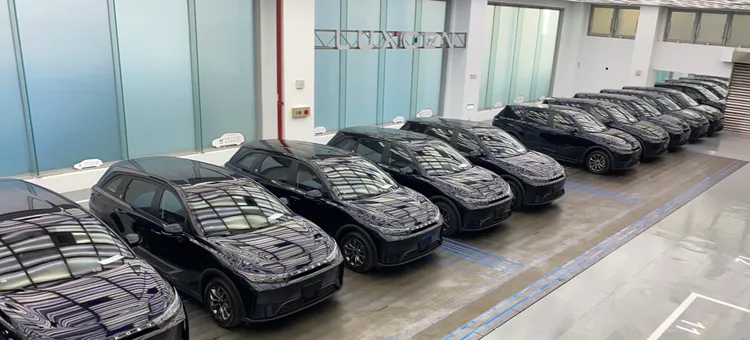 純電機場接送服務車隊，服務範圍涵蓋桃園、松山、高雄及台中四大國際機場，全台349個鄉鎮市區，平均每日550趟次服務規模。業者提供