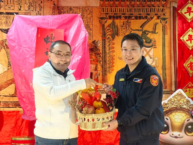 侯友宜致贈大吉大利的蘋果和橘子。警方提供