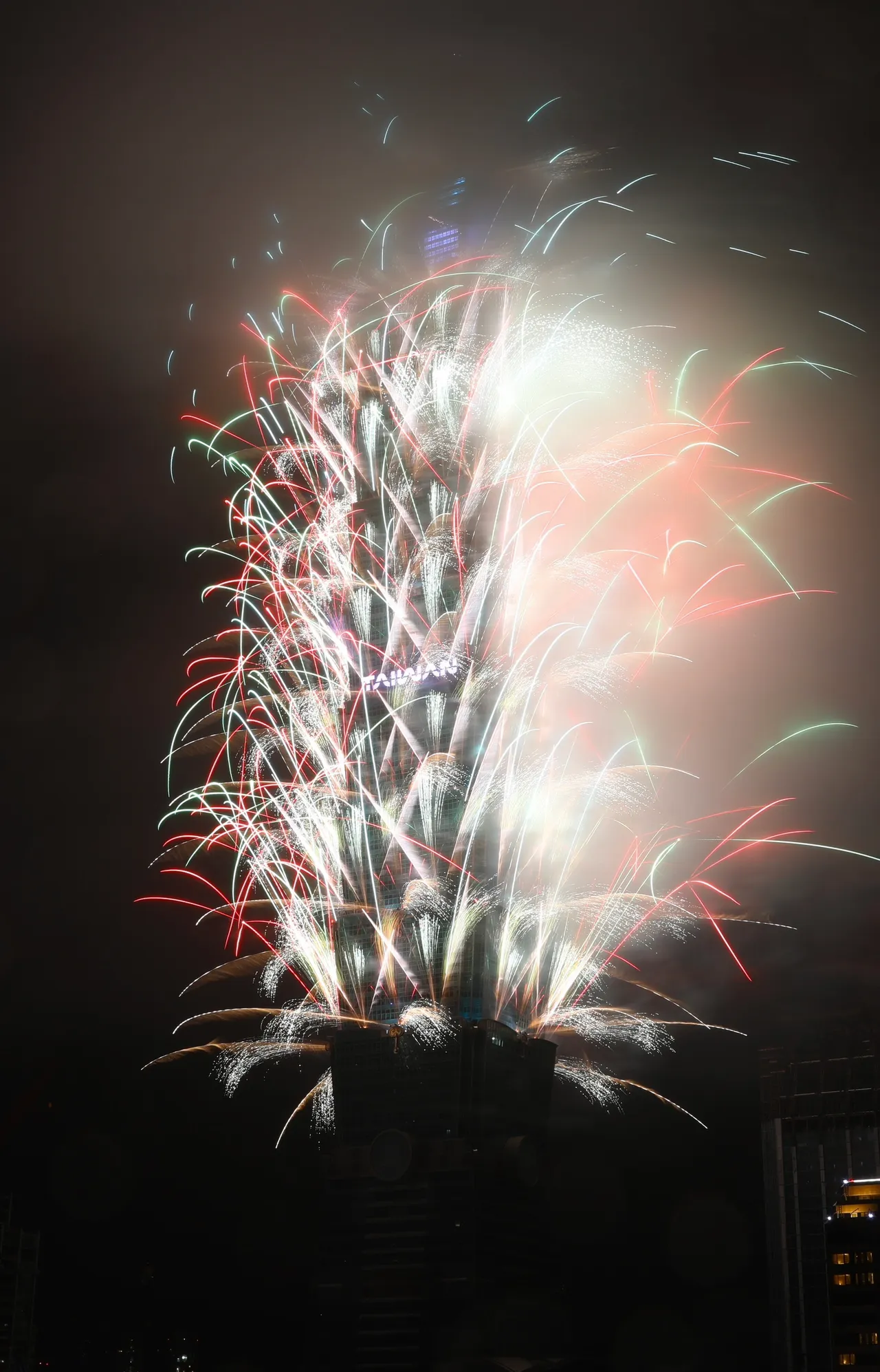 今晚登场的台北101跨年烟火长度达6分钟，整段烟火以5大段落呈现，开场烟火磅礡绽放，。现场观看的民众惊呼连连。庄宗达摄