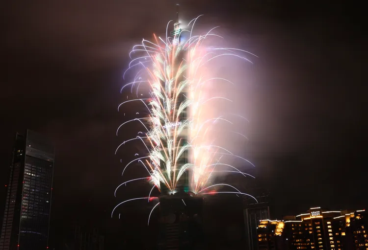 今晚登場的台北101跨年煙火長度達6分鐘，整段煙火以5大段落呈現，開場煙火磅礡綻放，。現場觀看的民眾驚呼連連。莊宗達攝