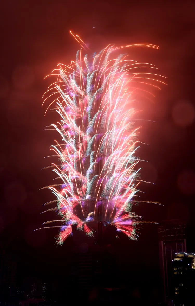 今晚登場的台北101跨年煙火長度達6分鐘，整段煙火以5大段落呈現，開場煙火磅礡綻放，。現場觀看的民眾驚呼連連。莊宗達攝