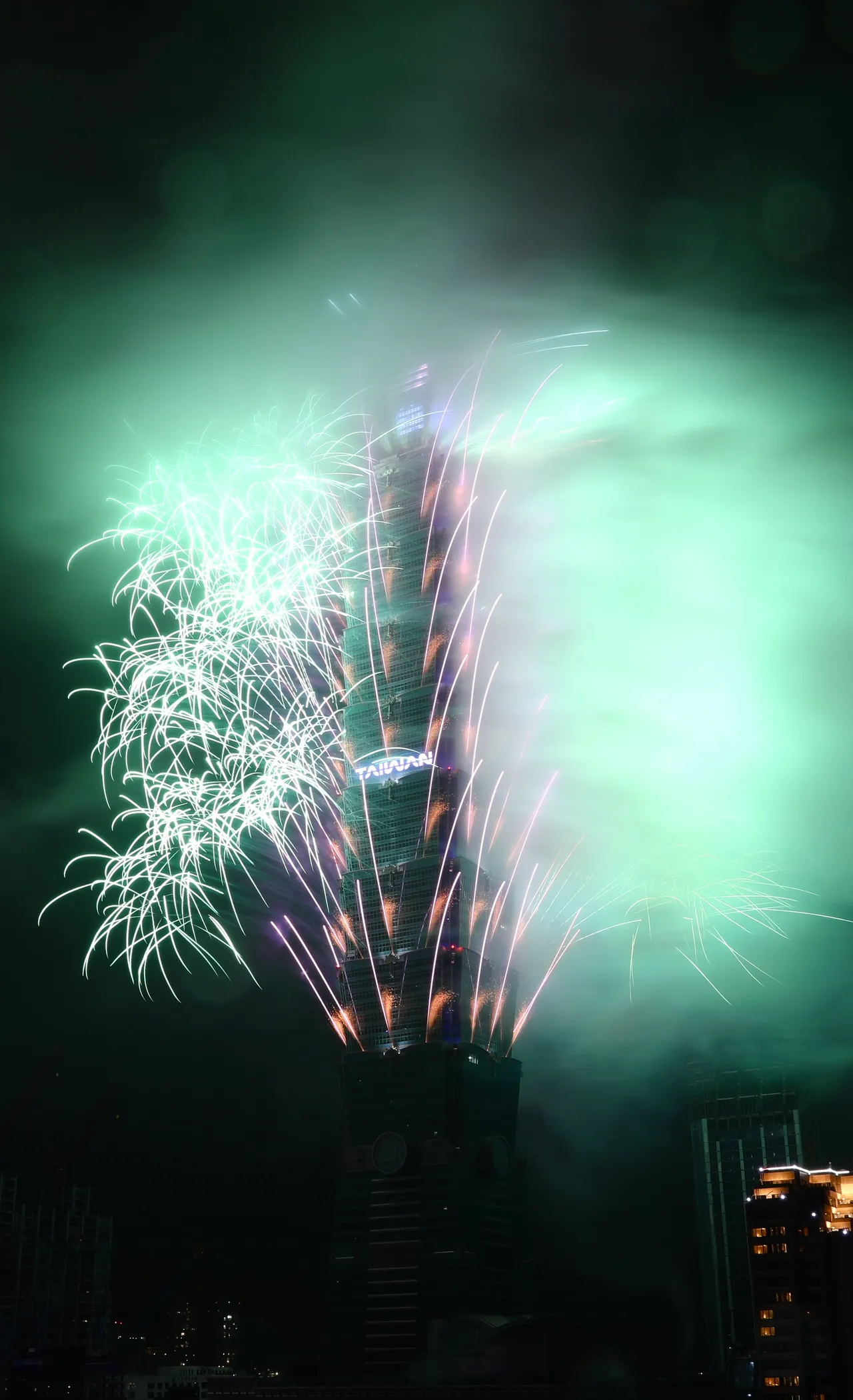 今晚登场的台北101跨年烟火长度达6分钟，整段烟火以5大段落呈现，开场烟火磅礡绽放，现场观看的民众惊呼连连。庄宗达摄