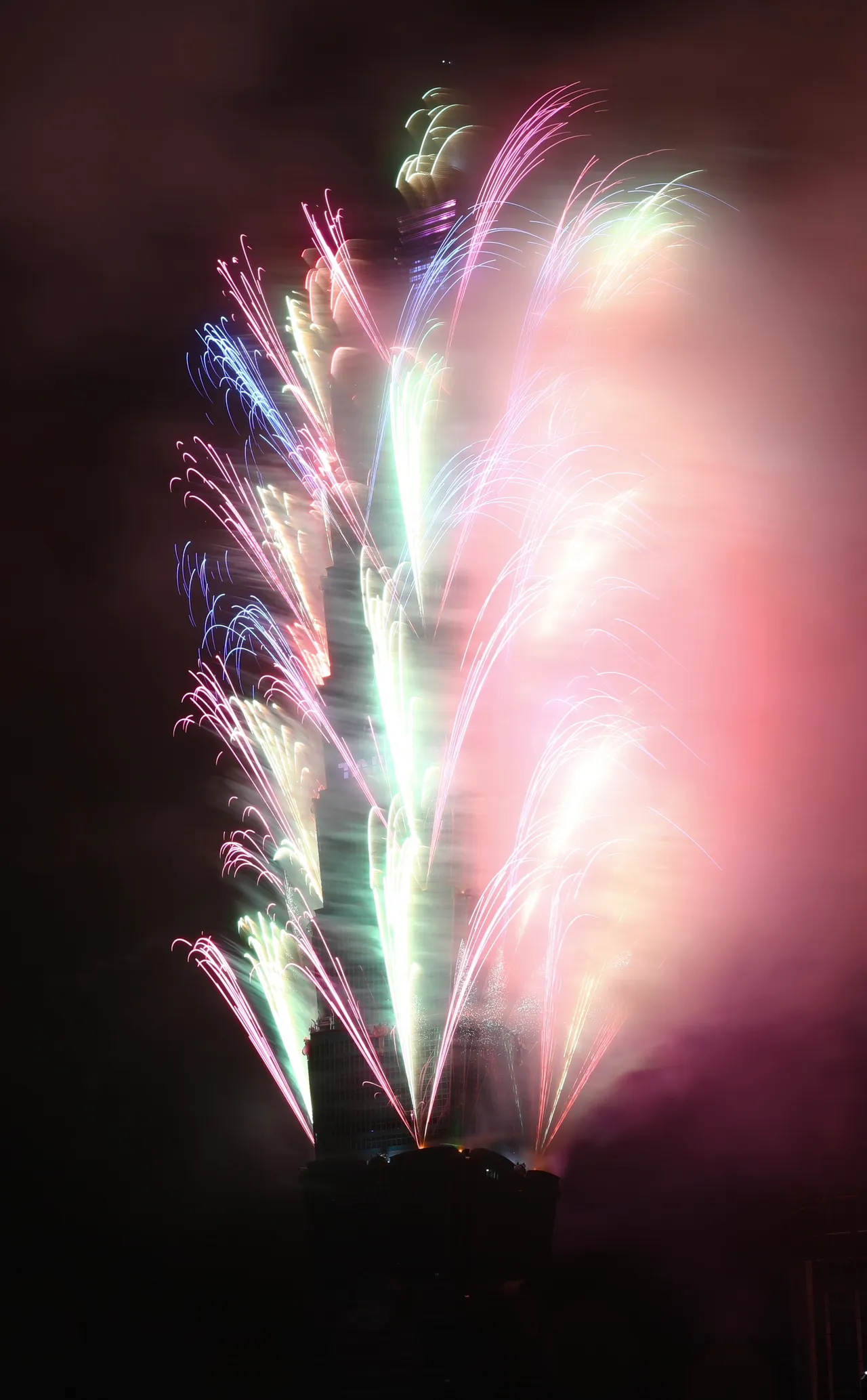 今晚登场的台北101跨年烟火长度达6分钟，整段烟火以5大段落呈现。庄宗达摄