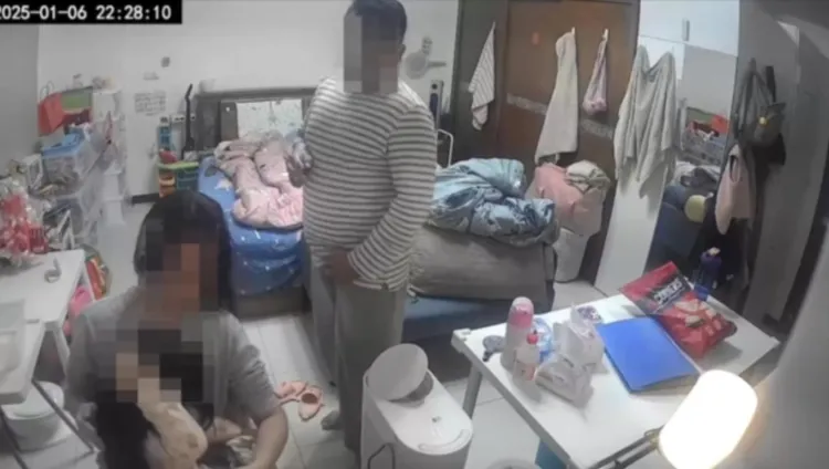 幼童在家模仿教保員責罰動作，讓家長感到有異，調閱監視器才讓事件曝光。民眾提供