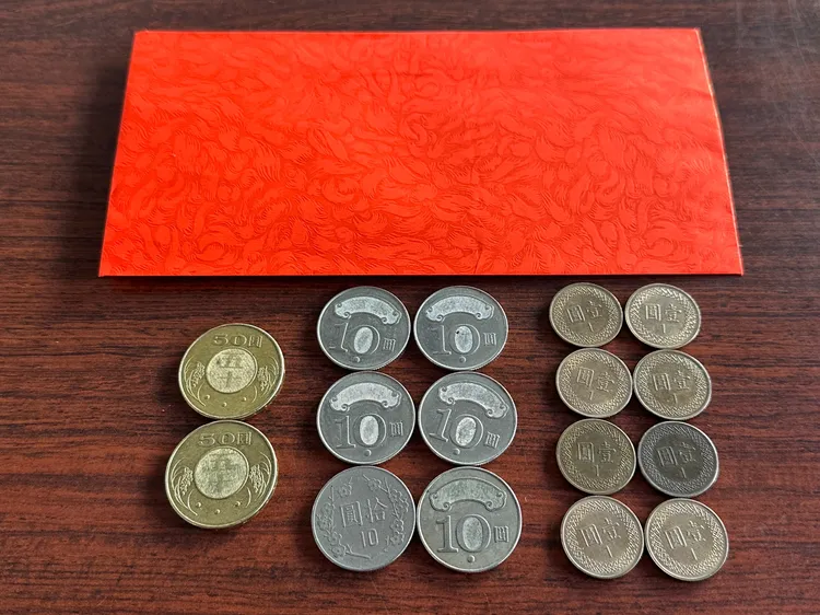 尾牙開運準備銅板2個五十元，6個十元、8個一元。楊登嵙提供