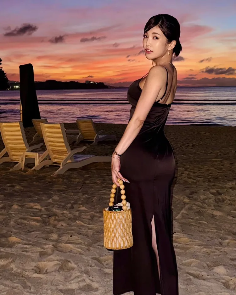 壯壯穿小禮服在沙難拍美照。翻攝壯壯IG