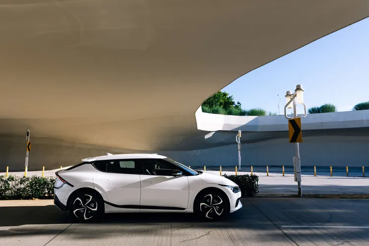 Kia旗下EV純電車款自上市以來累計近2200名車主肯定，引領Kia榮登2023、2024非豪華進口電動車銷售冠軍品牌。業者提供