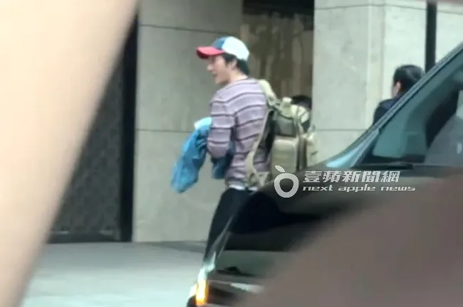 王力宏背著大背包行囊，抵達仁愛吾彊豪宅。特勤中心攝