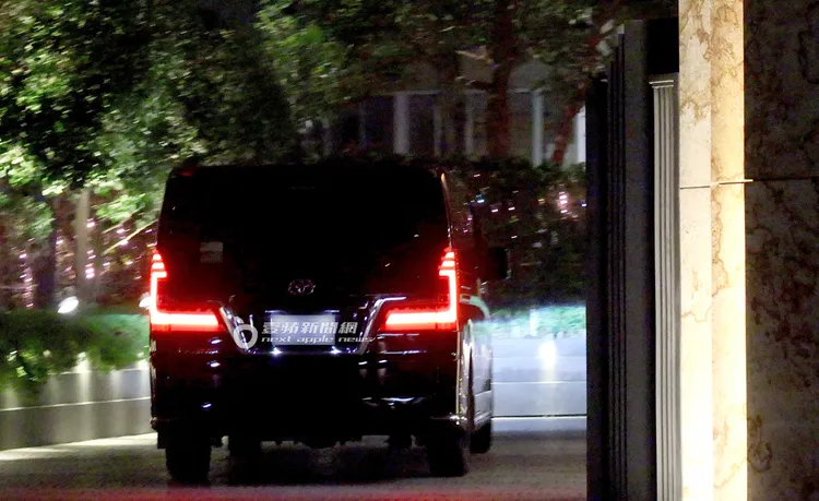 王力宏搭乘保母車返回價值5億元的文華苑豪宅。特勤中心攝