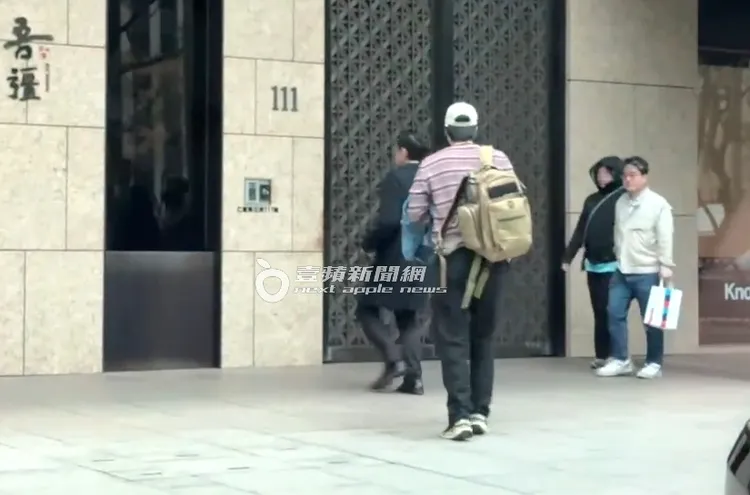 王力宏熟門熟路跟警衛打招呼。特勤中心攝