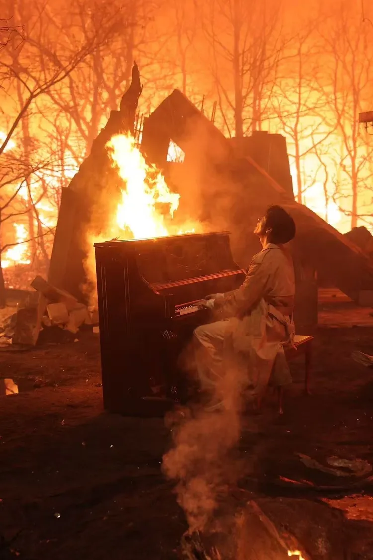 王力宏在烈焰中彈琴。宏聲文化提供