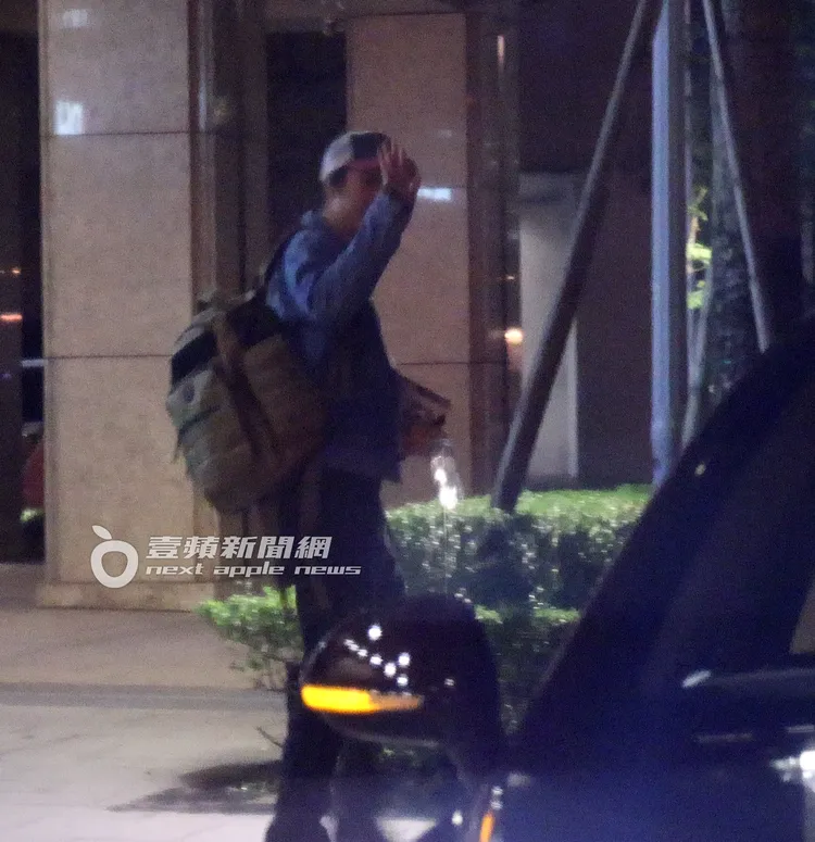 王力宏親切跟警衛揮手後上車。特勤中心攝