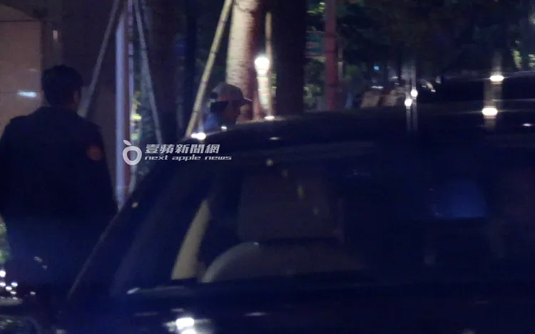 王力宏在豪宅警衛陪同下，走到路口上車。特勤中心攝