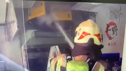 桃園便當店起火!屋主祖孫3代4人受困 勇警抱出小孫子畫面曝
