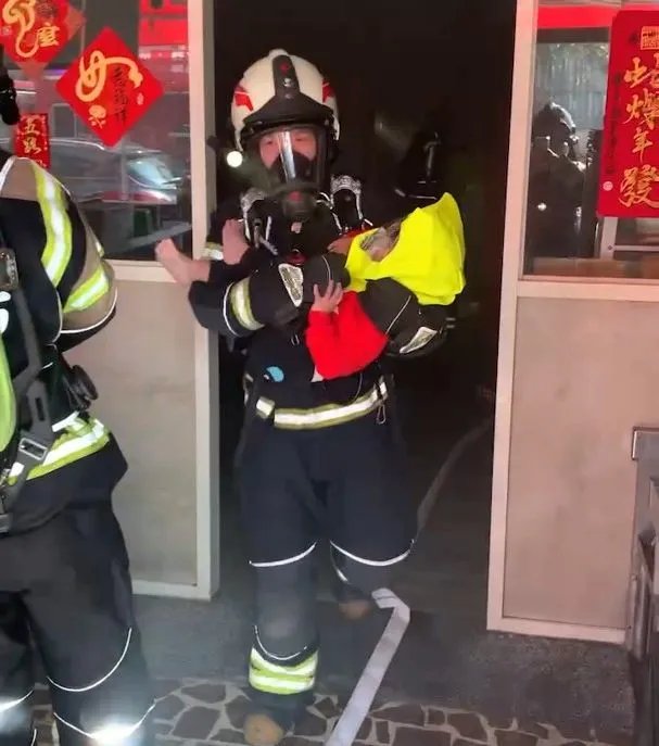 警消救出受困女童。桃園市消防局提供