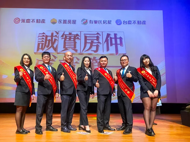 自在地品牌轉招至台慶不動產的王啟山店東認為，永慶加盟總部資源多、品牌力強，是在地品牌比不上的。永慶集團提供