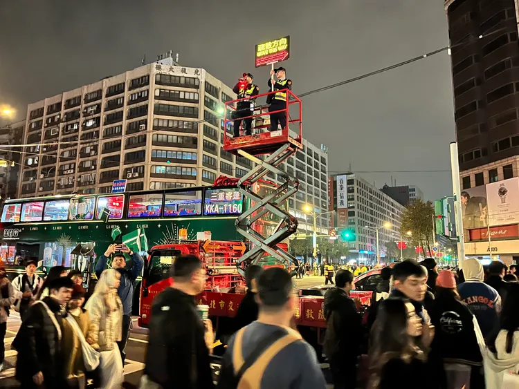 北市警力出動協助元旦疏散。莊宗達攝