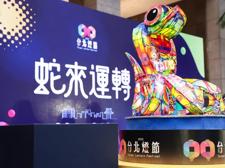 台北燈節主燈「福蛇豆豆」則將設置在具重要歷史意涵的中山堂前廣場。台北旅遊網提供