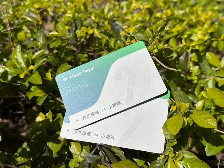 捷絲旅台北西門館和臺大尊賢館鄰近捷運車站，住房專案鼓勵旅客低碳旅遊，貼心贈送台北捷運一日乘車券。業者提供