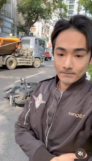 赴警局做筆錄時，發生車禍被追尾。翻攝八炯threads