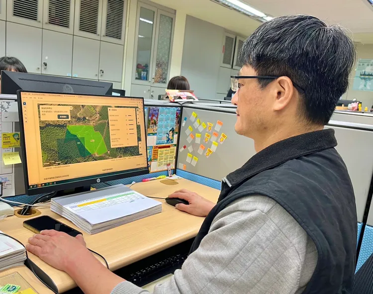 操作禁伐補償圖臺系統測量土地定位、面積等。原民局提供