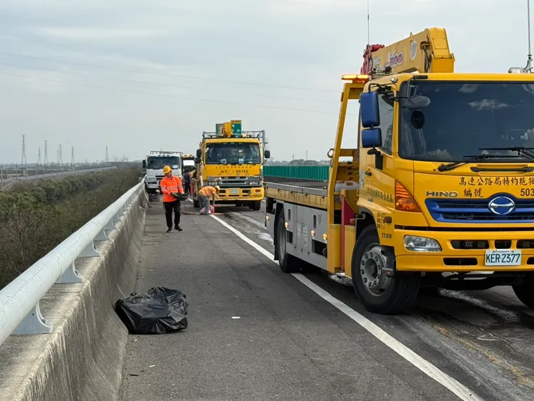 砂石車撞聯結車，聯結車司機被撞落橋下命危。民眾提供