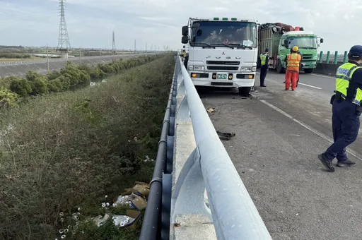 台84線聯結車駕駛停路肩綁貨 後方砂石車閃不及!撞飛駕駛墜高架橋下命危