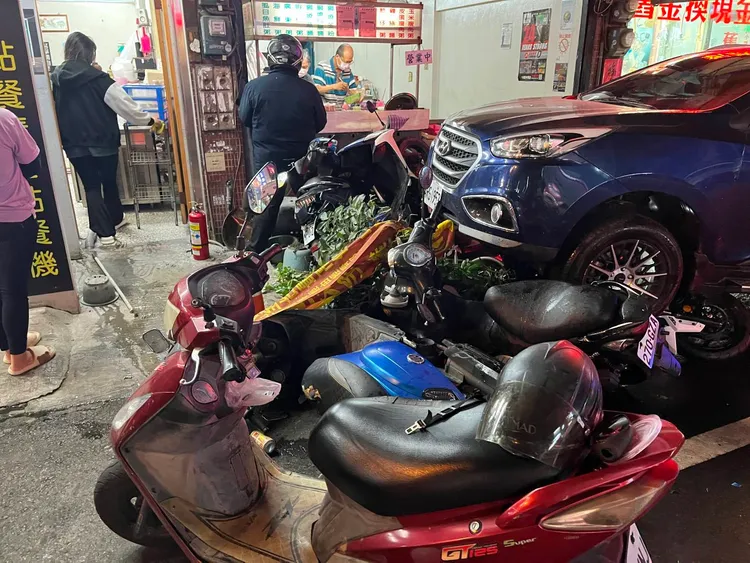 吳男駕車撞傷詹姓少年並波及路邊多輛機車，辯稱因對方叫他停車一時踩錯油門。民眾提供