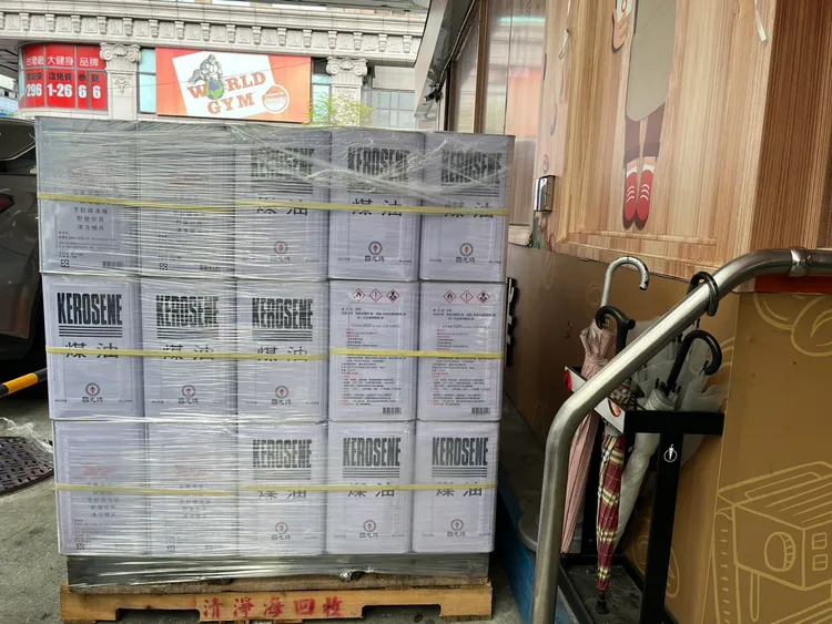 今年春節連假長達9天溼又冷，民眾天冷使用暖爐機率大增，中油加油站販售暖爐所需的煤油，並提早加倍備貨。許麗珍攝