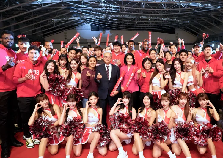 台新金控2025企業旺年會逾1.2名員工參加，席開逾千桌規模再創歷年新高，參與人數與摸彩獎金同創新高，中獎率破7成寫下台新旺年會新紀錄。台新金提供