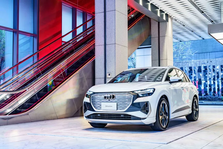 在台灣奧迪所打造的時尚展演空間中，四環純電車型Audi Q4 Sportback e-tron(圖)及Audi RS e-tron GT將聯袂展出。業者提供