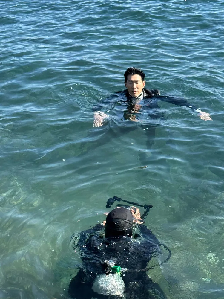 黃少祺為8點檔，在寒流來時，連拍3天進行海底救援。三立提供