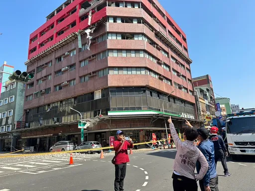 餘震不斷來亞大樓外牆剝落砸中2汽車 陳亭妃赴現場關心民眾安全