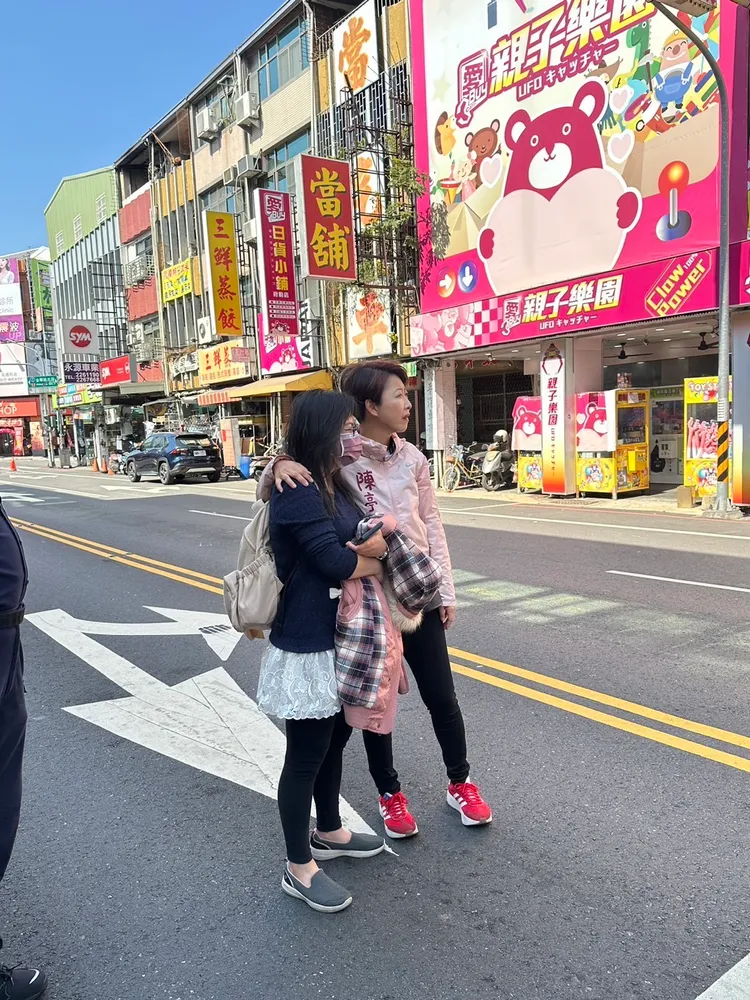 近日南部地區餘震不斷，民進黨立委陳亭妃赴中西區關心來亞大樓居民安全。陳亭妃服務處提供