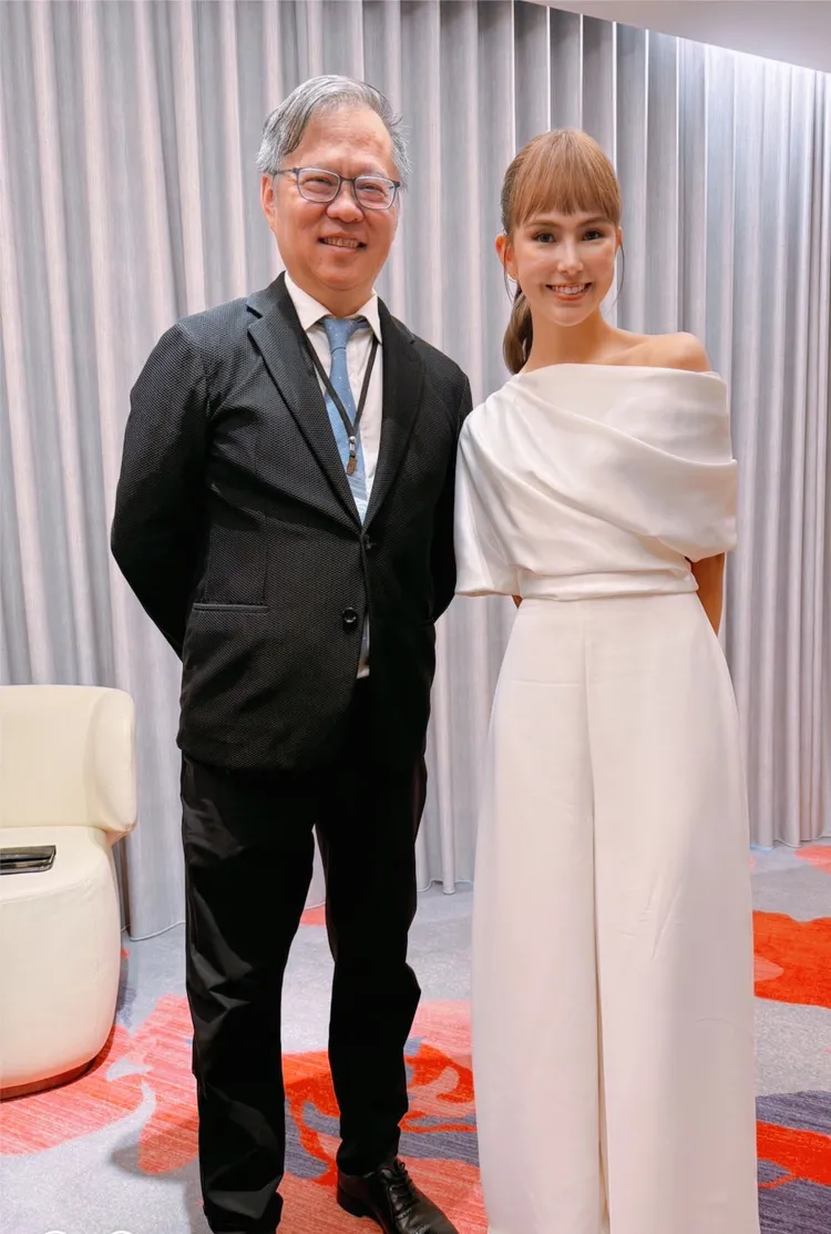 三顧股份有限公司陳宗基副董事長（左）、iPSC（誘導性多功能幹細胞）推廣大使昆凌。