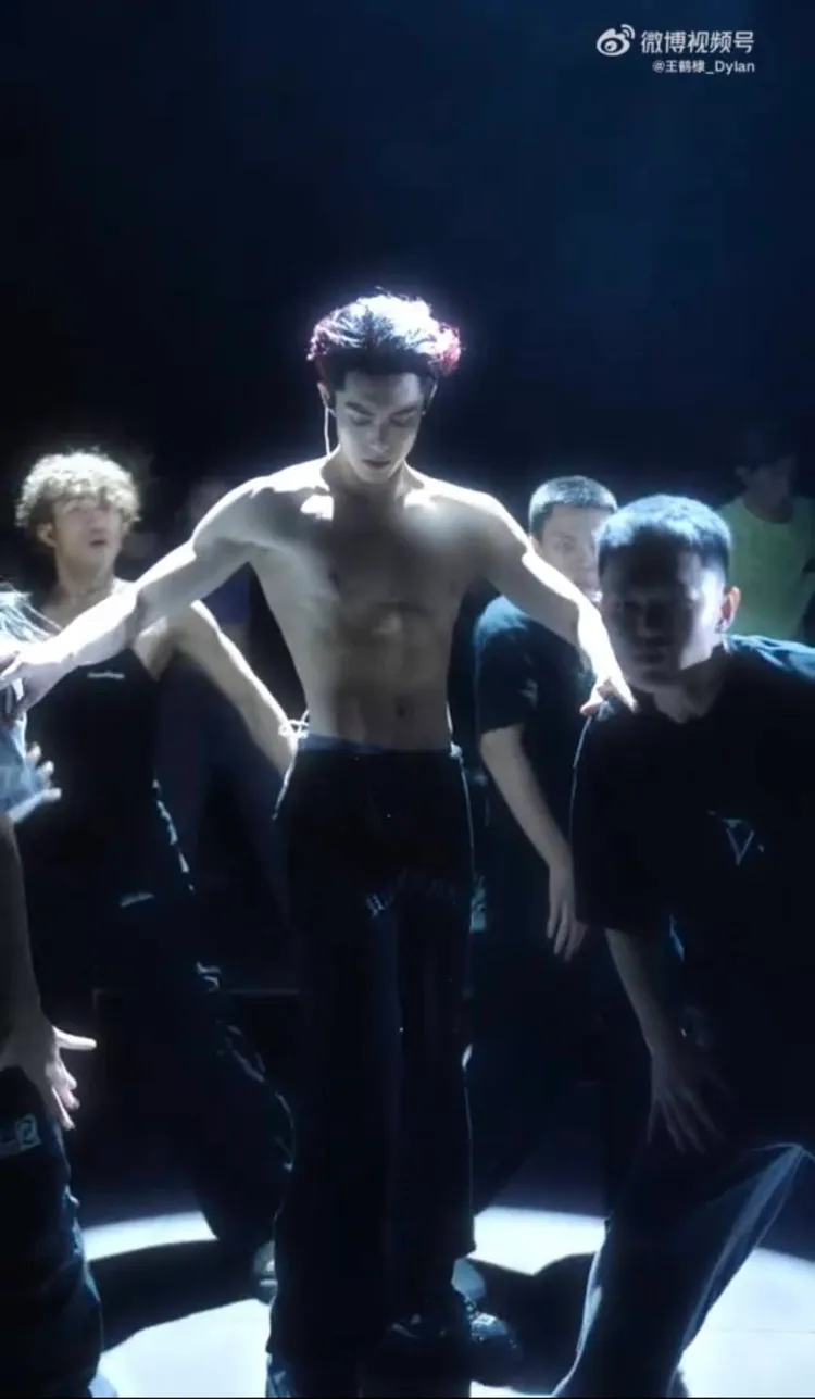 王鶴棣還帶上dancer超有誠意。翻攝自王鶴棣微博