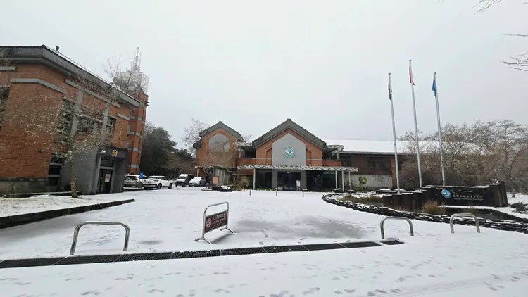 雪霸國家公園觀霧遊憩區山椒魚生態中心被白雪覆蓋。雪管處提供