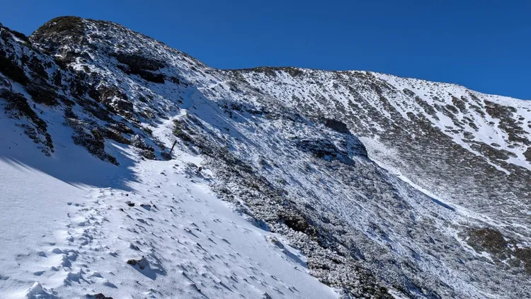 雪山主線壯麗雪景，請登山民眾欣賞美景之際，也務必注意自身安全 。七卡山屋管理員何梓薇提供