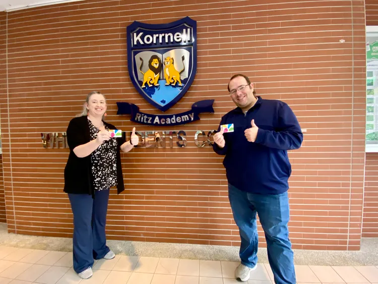 美籍老師Andrew_Cribbs（右）與Lisa_Pickren老師都以公車代步。市府提供