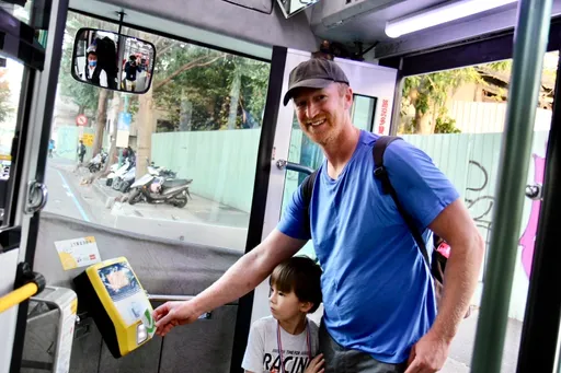 雙十公車優惠永久居留證「嘛ㄟ通」 14年法籍台灣婿:住台中好幸福