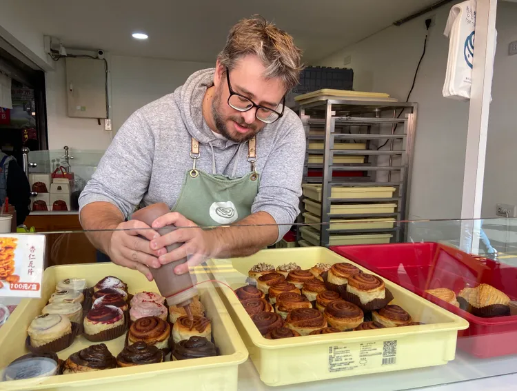 班諾瓦在台中市第5市場賣肉桂卷，已成排隊名店。市府提供