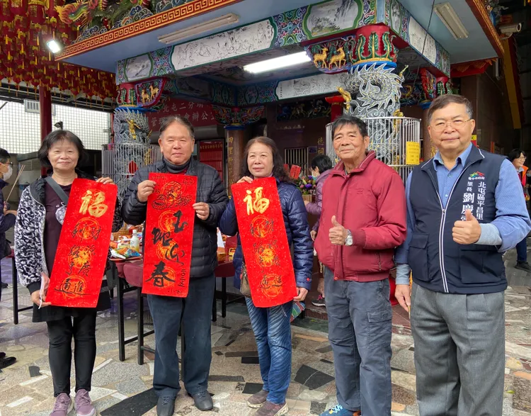 日本籍福光雅典（左二）來台中30多年，融入在地生活。市府提供