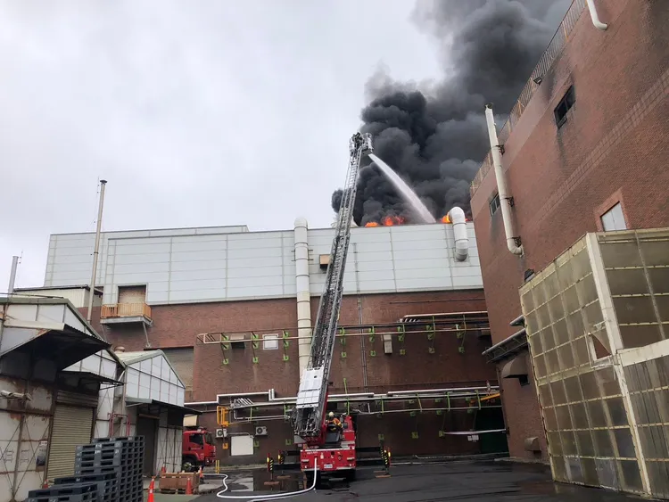 廠房內黑煙不斷竄出。消防局提供