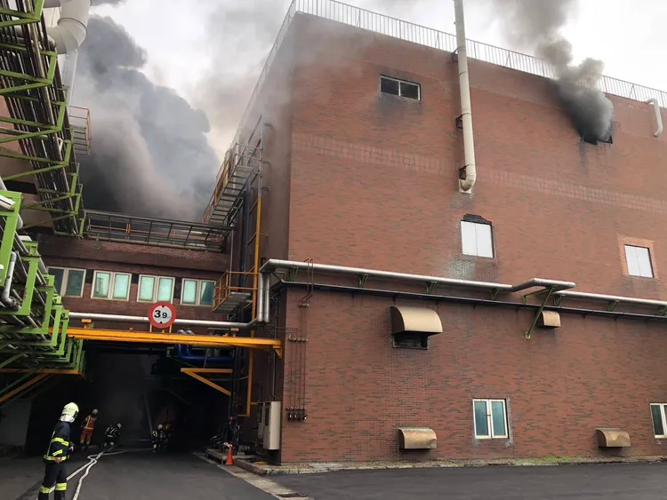 廠房內黑煙不斷竄出。消防局提供