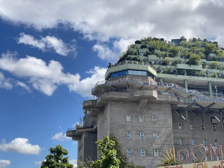 德國漢堡的「聖保利碉堡」又名「四號防空塔」，近年轉型成為有空中公園的綠建築，居民可以仿登山形式由外部的山路階梯爬上碉堡頂端，看360度美麗的城市風景。 中央社