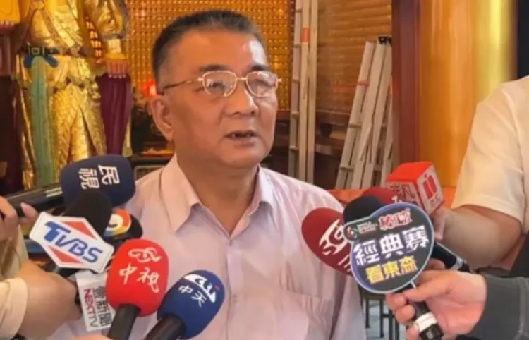 五甲關帝廟總幹事鄭偉信說明籤詩內容。民眾提供