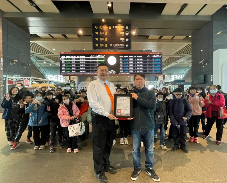 大嘉國小校長張通信(右一)代表致贈感謝狀予高鐵台中站站長毛家鵬(左一)。高鐵台中站提供