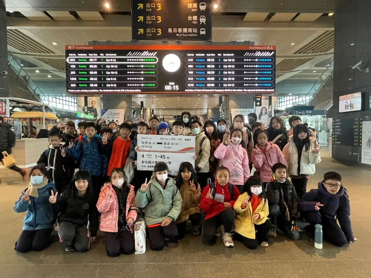 學童候車時搶著與高鐵大車票合照留念。高鐵台中站提供