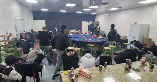 職業賭場藏民宅!桃警電鋸切開鐵捲門搗破 逮70人、扣近30萬賭資