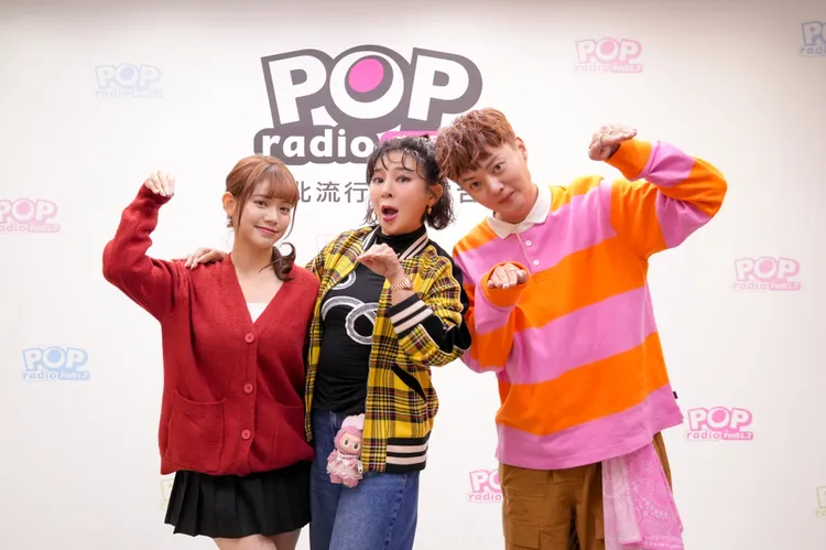 許富凱（右）擔任初五客座DJ，他邀請實境綜藝節目《瓜田冠軍的誕生》的好夥伴，王彩樺帶著女兒黃于庭一起在春節期間和聽眾相聚。圖／POP Radio提供